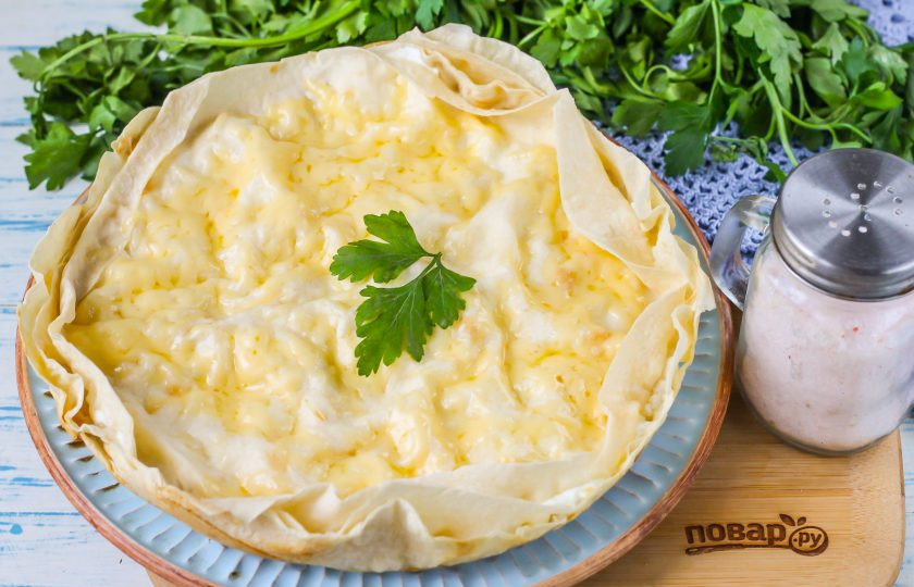 1. Этап. Пирог из лаваша на сковороде: Выложите пирог на тарелку и дайте слегка остыть.