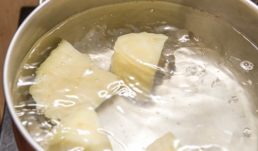 1. Этап. Запеканка с колбасой и сыром: Варим очищенный картофель в подсоленной воде до готовности.