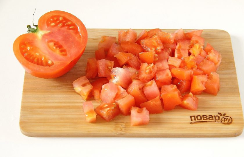 1. Этап. Яичный суп с помидорами: Помидоры нарежьте небольшими кубиками.