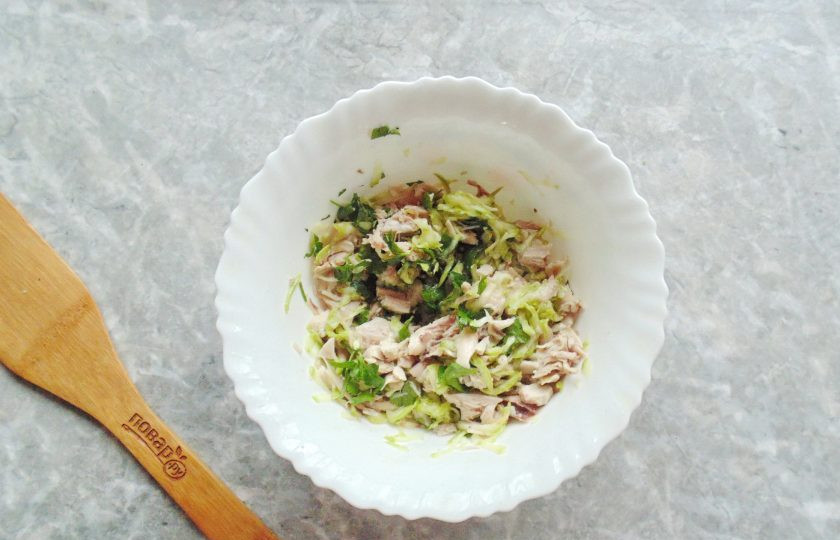 1. Этап. Заливной пирог с курицей и кабачком: Посолите, поперчите и перемешайте все ингредиенты. Начинка готова.