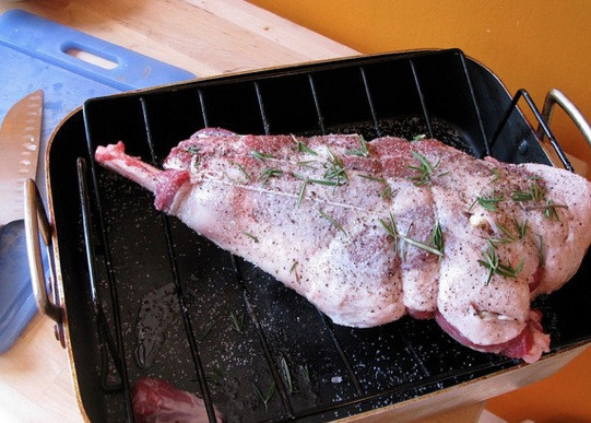 1. Этап. Баранья нога, запеченная в духовке: Сделайте неглубокие (не более 1 см) надрезы в самых толстых частях ноги, вставьте туда дольки чеснока. Смажьте ногу оливковым маслом, посолите и поперчите, посыпьте зеленью (я использовал розмарин). Оставьте так на 1 час при комнатной температуре.