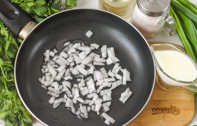 1. Этап. Куриная печень в горчичном соусе: Очистите луковицу от кожуры, промойте ее в воде, разрежьте пополам. Половину овоща нарежьте мелким кубиком и отпассеруйте в растительном масле на сковороде примерно 3-4 минуты.