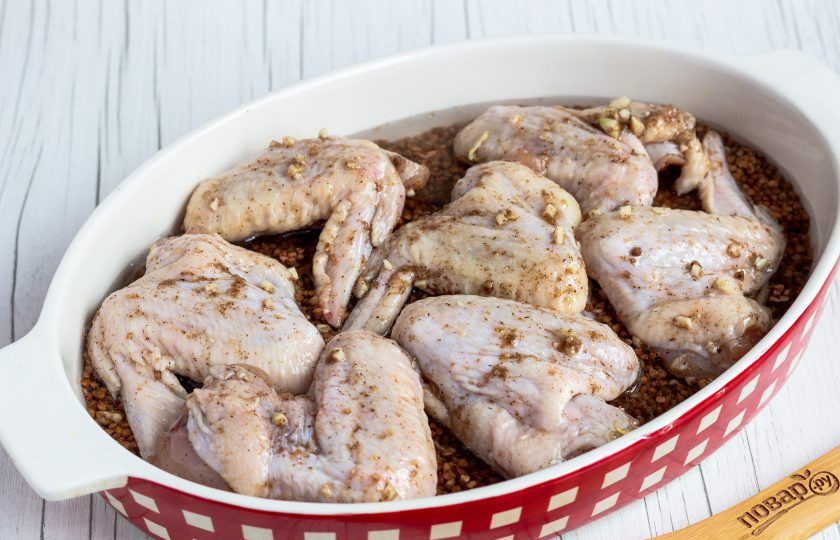 1. Этап. Куриные крылышки с гречкой: Влейте воду, подсоленную по вкусу или бульон на 1 см. выше гречки. Поставьте блюдо в разогретую до 180 градусов духовку на 50 минут. По ходу приготовления воду нужно будет подливать 2-3 раза, по мере её испарения.