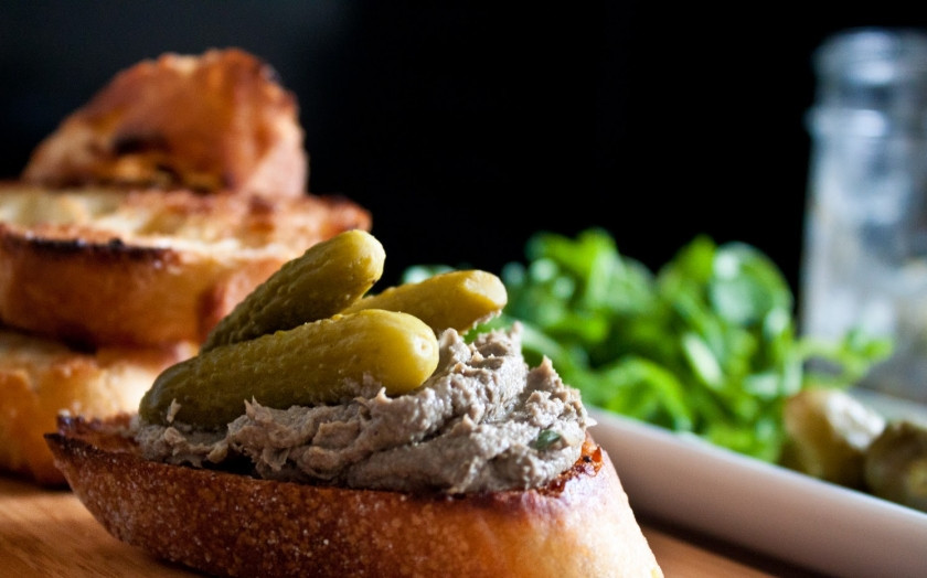 1. Этап. Паштет из печени индейки: 7. Такой паштет из печени индейки в домашних условиях очень вкусно сочетается с солеными и свежими огурцами, помидорами и даже квашенной капустой.