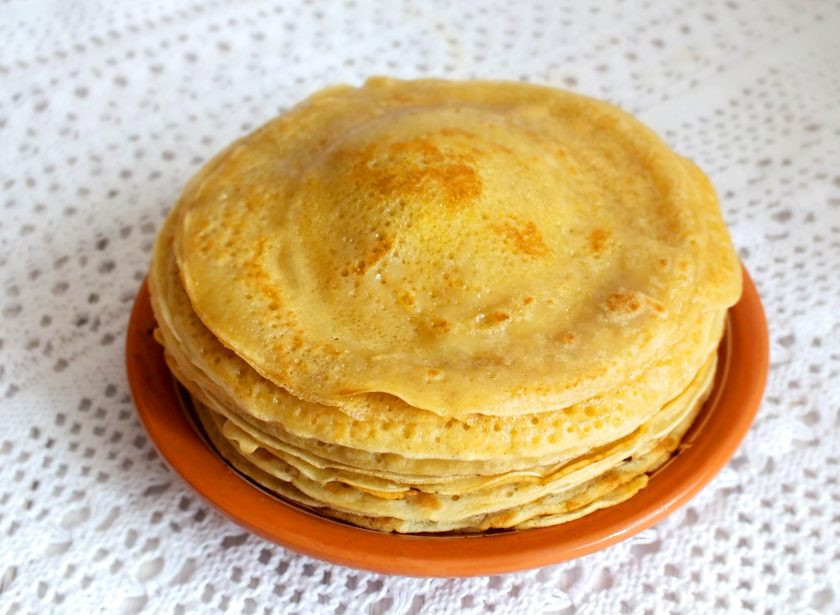 1. Этап. Блины на айране: Блинчики складывайте стопочкой, каждый смазывайте сливочным маслом.