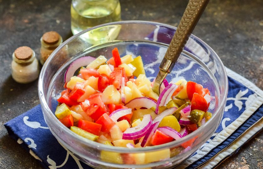 1. Этап. Селянский салат: Заправьте салат маслом и добавьте соль, молотый перец. Перемешайте все и подавайте к столу.