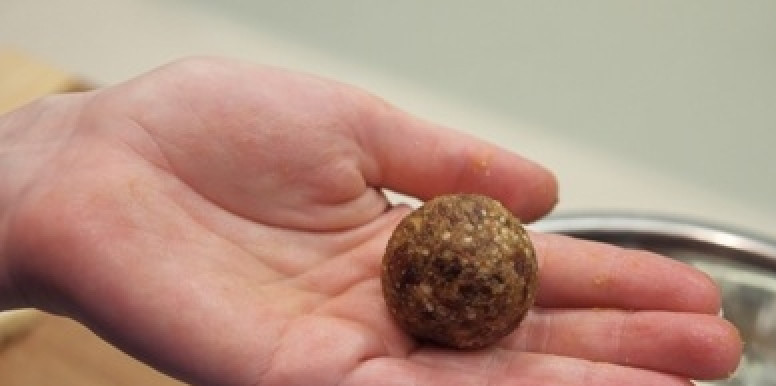 1. Этап. Вегетарианские сладости: Формируем из сладкой массы шарики: получается их штук 15-16. Внутрь каждого можно положить по кусочку ореха.