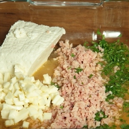 1. Этап. Каннеллони по-неаполитански: В мисочке смешиваем все ингредиенты для начинки: творог, измельченную моцареллу и ветчину, яйца, тертый сыр, зелень. Перемешиваем до однородности.