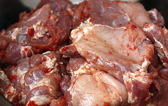 1. Этап. Шашлык по-английски: Мясо залить томатом, посолить и оставить на час мариноваться.