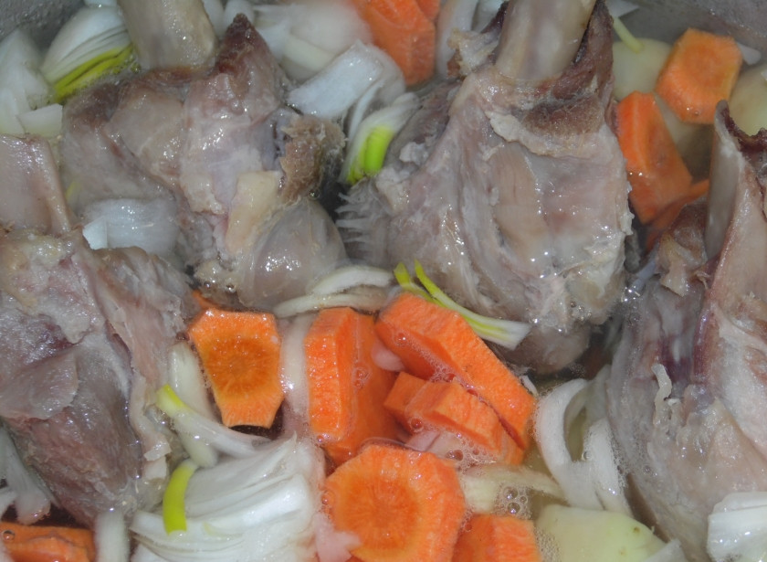 1. Этап. Овощное рагу с гусиным мясом: Добавляем отварное мясо гуся. Гуся надо сварить заранее, так как он варится около 2 часов.