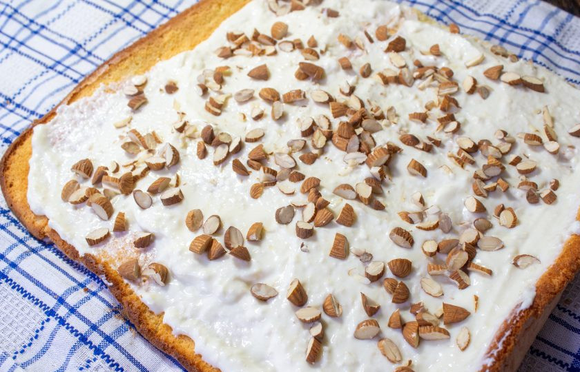 1. Этап. Рулет Рафаэлло: Жареный миндаль порубите на небольшие кусочки и посыпьте на крем.