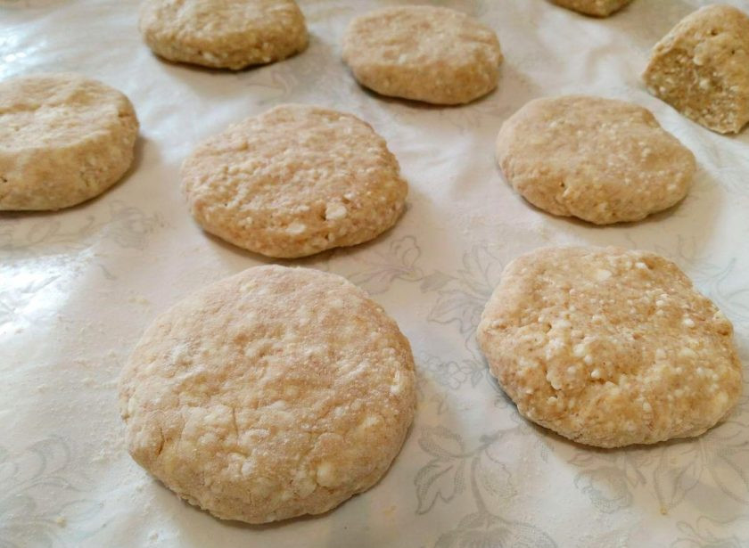 1. Этап. Творожные пышки: Из каждого кусочка теста сформируйте шарик, а затем - лепёшечку толщиной 8-10 мм.