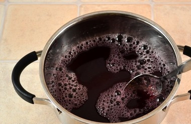 1. Этап. Желе на торт: Всыпьте желатин. Мешайте компот в течение 3-5 минут, чтобы полностью растворились гранулы.