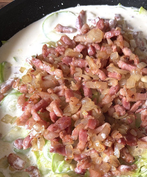 1. Этап. Спагетти с кабачками в сливочном соусе: Влить сливки, добавить соль, перец и сладкую паприку, добавить обжаренный бекон с луком, хорошо перемешать. С готовых спагетти слить воду, добавить в сковороду, ещё раз перемешать.