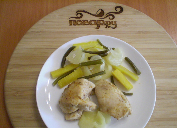 1. Этап. Курица с овощами в пароварке: 7. Раскладываем по тарелочкам и подаем к столу. Детям можно предложить к курице с овощами сметану, а взрослым сальсу. Приятного!