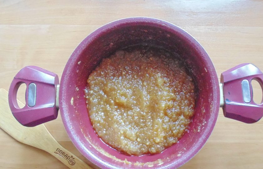 1. Этап. Повидло из Антоновки на зиму: На небольшом огне помешивая, готовьте повидло в течение 1 часа или чуть больше. Пока оно не приобретёт нужную консистенцию.