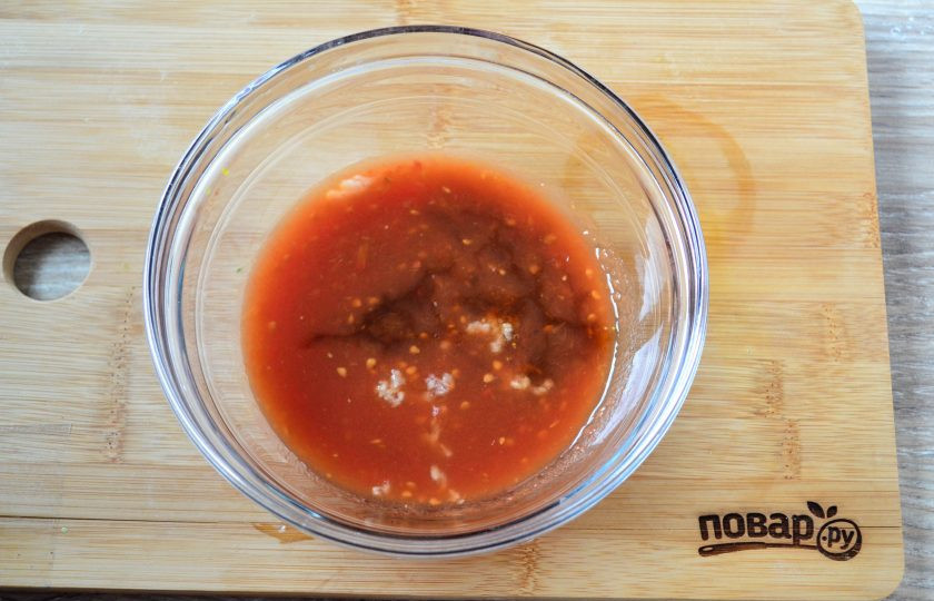 1. Этап. Куриные шейки с картошкой: Смешайте томатную пасту (или томатный соус), соевый соус, пропущенный через пресс чеснок, мелко нарезанный имбирь, перец. Перемешайте.