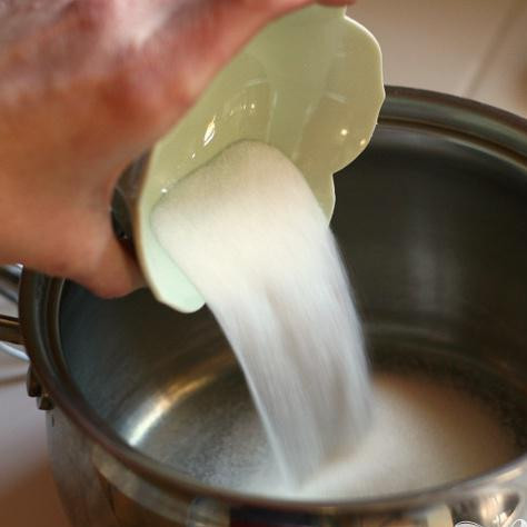 1. Этап. Бабушкин фруктовый пирог: Возьмите среднюю кастрюлю. Засыпьте сахар.