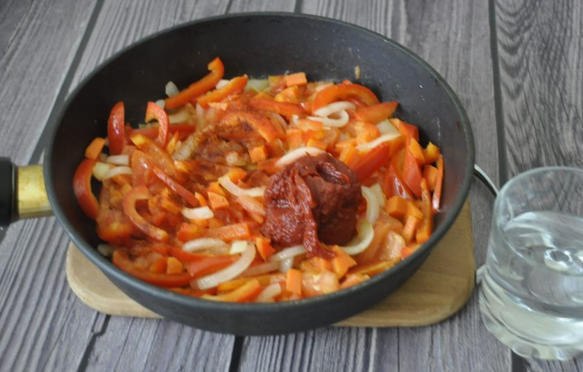 1. Этап. Яхния из курицы: После того, как овощи слегка обжарились, добавьте томатную пасту, влейте 100 мл. воды, снова потушите 3-5 минут.