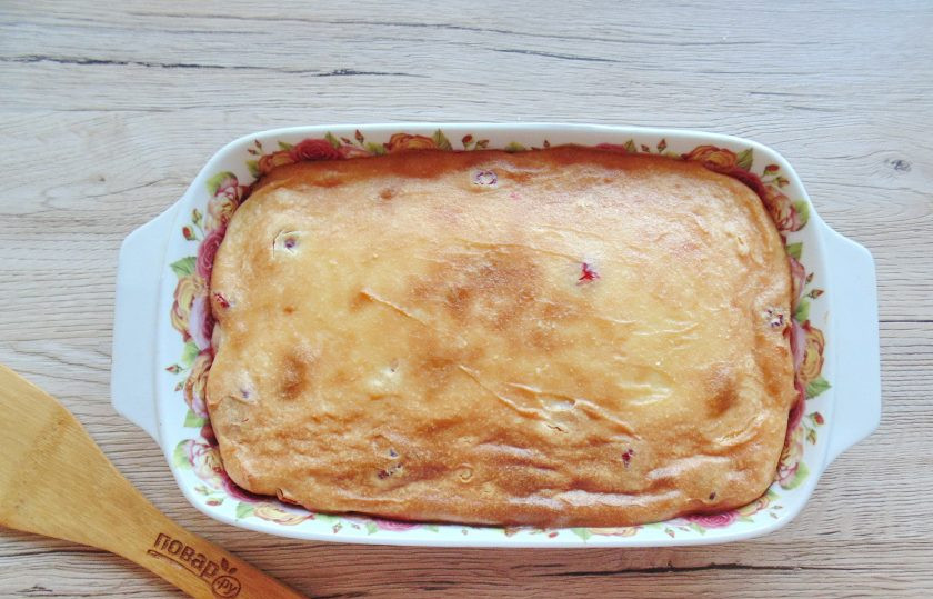 1. Этап. Творожная запеканка с вяленой вишней: Готовьте творожную запеканку в духовке, заранее разогретой до 175-180 градусов 35-40 минут.