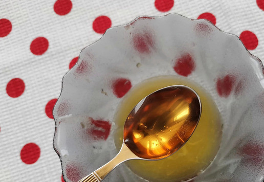 1. Этап. Салат Пылкое сердце: Приготовить салатную заправку. Смешать сок из половинки апельсина и столовую ложку сока лимона. Добавить чайную ложку жидкого мёда.