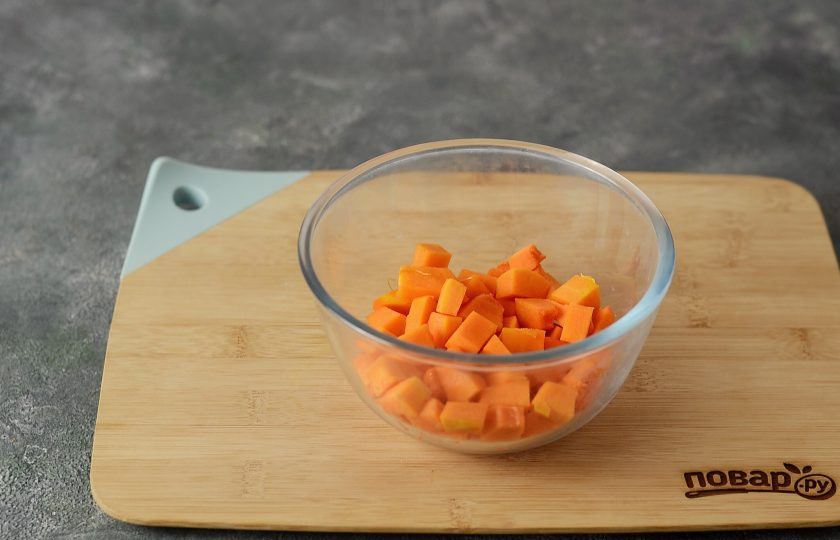 1. Этап. Бэлиш с тыквой: Тыкву очистите от кожуры и семян, нарежьте на мелкие кубики.