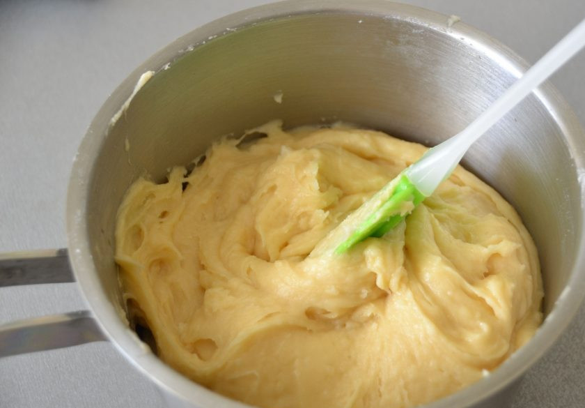 1. Этап. Глазурь для эклеров: Готовое тесто переложите в кондитерский мешок.