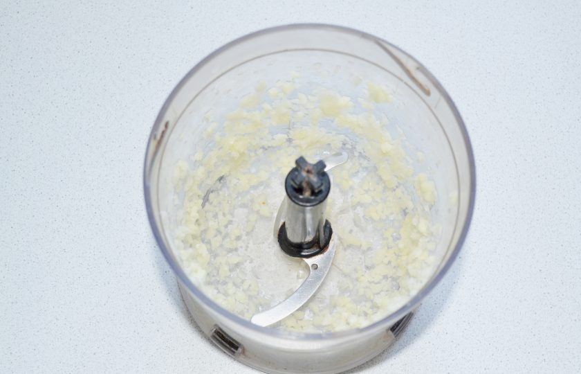 1. Этап. Помидоры под снегом: Тем временем очистите и измельчите чеснок.