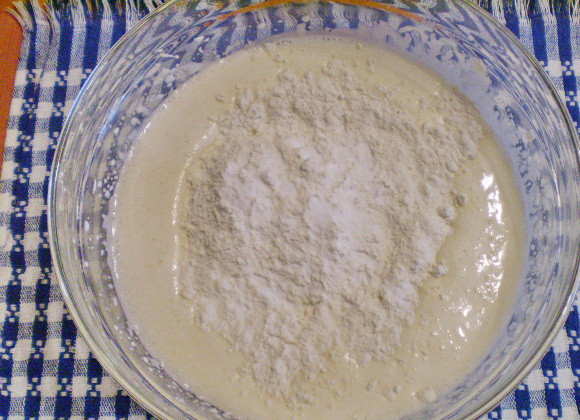 1. Этап. Торт со сметанным кремом: 3. Вводим остальные продукты для бисквита: уксус, соду, ванилин, молоко, масло, муку. Взбиваем миксером.