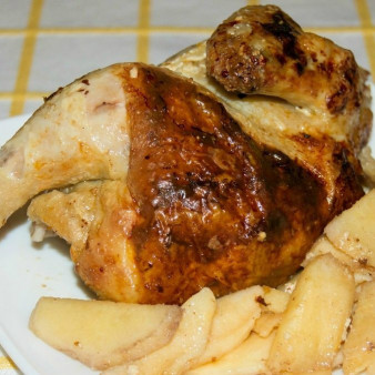 Курица, фаршированная айвой