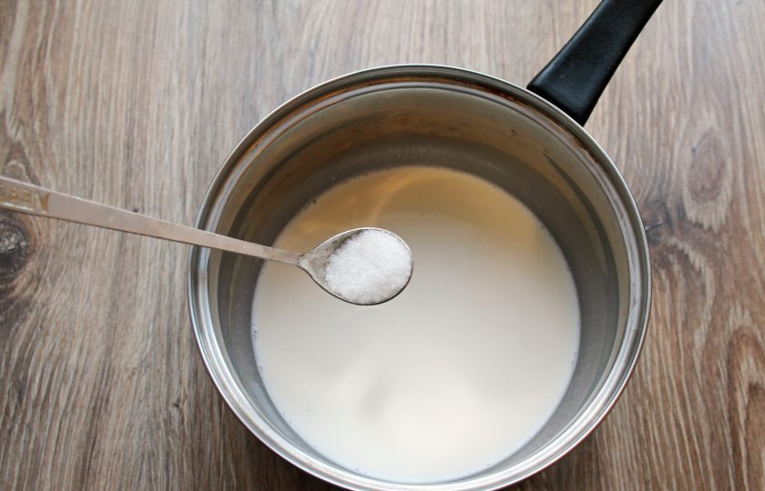 1. Этап. Крем Тоффи: Разделите молоко на две части. Влейте половину в кастрюлю и добавьте сахар, перемешайте. Поставьте на средний огонь и доведите до кипения.