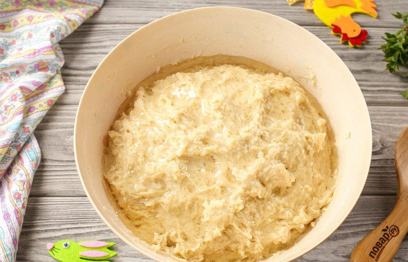 1. Этап. Пасхальный кулич на живых дрожжах: Больше добавлять муки не нужно. Тесто должно получиться густое и липкое. Полейте его растительным маслом и переложите в глубокую миску.