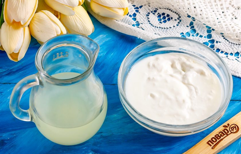 1. Этап. Домашняя сметана из козьего молока: Спустя указанное время вы получите сыворотку и сметану. Выложите сметану из ткани в пиалу или соусник, остудите.