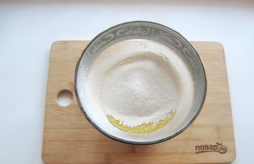 1. Этап. Хлеб с вялеными помидорами: Всыпьте просеянную муку.