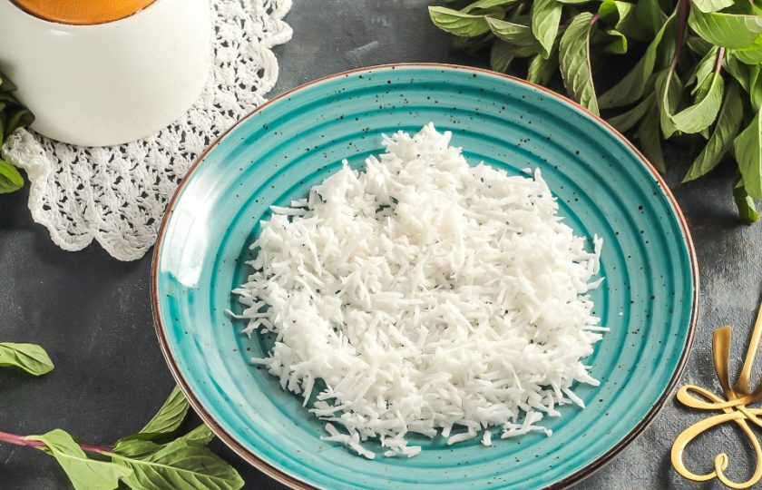 1. Этап. Сливочно-кокосовое мороженое: Срежьте кожуру с мякоти кокоса и натрите ее на терке с мелкими ячейками. Если кокоса нет в наличии, то используйте магазинную кокосовую стружку любого цвета и кокосовый ароматизатор.