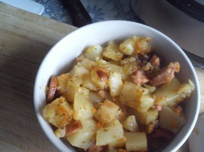 1. Этап. Картофель с сосисками в мультиварке: Готовый ужин раскладываем по тарелкам и зовем всех к столу. Приятного аппетита!