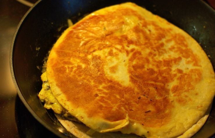 1. Этап. Кесадилья с сыром: Через минутку, другую переворачиваем кесадилью на другую сторону и обжариваем еще столько же.