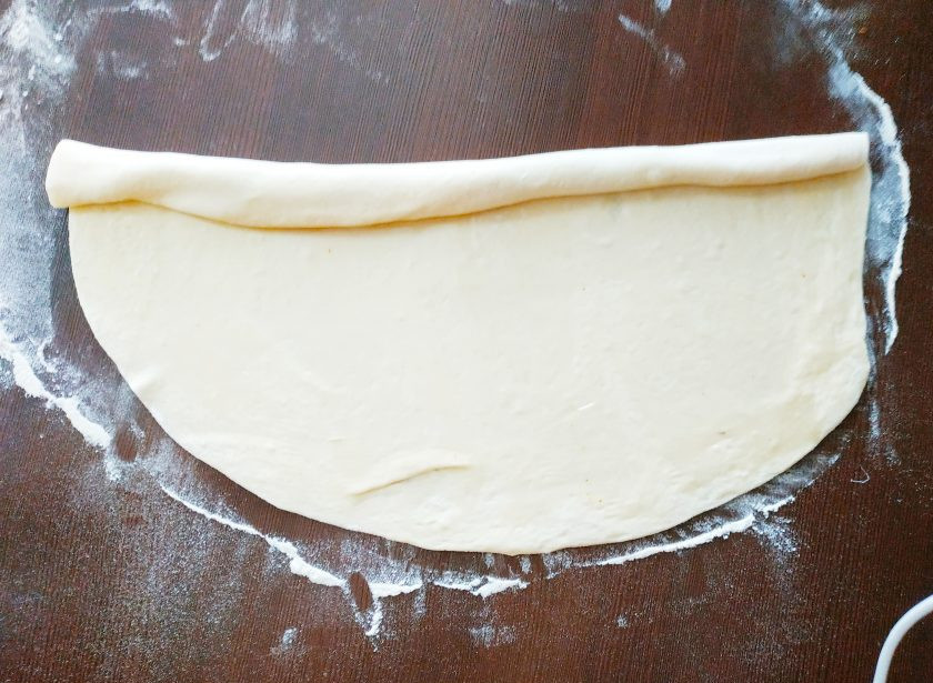 1. Этап. Даргинский хинкал: Смажьте растительным маслом и сверните в рулетик.