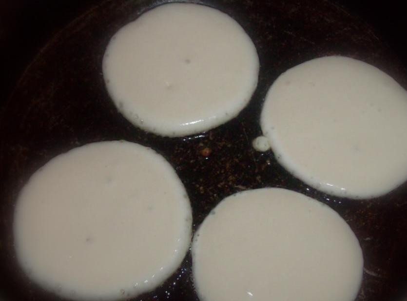 1. Этап. Оладьи на скорую руку: В сковороде разогреваем масло и разливаем одажушки. На одну оладью требуется где-то одна столовая ложка теста.