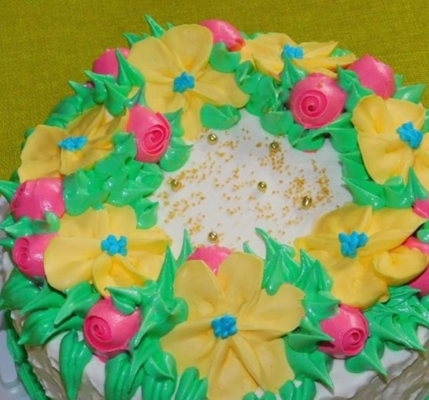 1. Этап. Крем-пломбир для украшения торта: Из крема можно сделать цветы. В холодильнике они отлично застынут и подойдут для украшения торта.