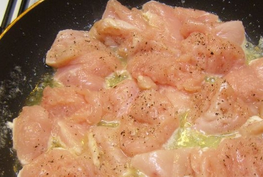 1. Этап. Куриная грудка с шампиньонами и сливками: 3. Нагрейте большую сковороду. Положите в нее сливочное масло, порезанную на куски курицу. Начните жарить на большом огне. Готовьте 10 минут, курицу периодически переворачивайте.