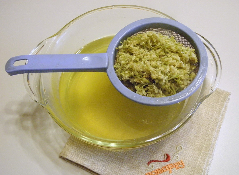 1. Этап. Мёд из бузины: 4. Отцеживаем цветки, выбрасываем.