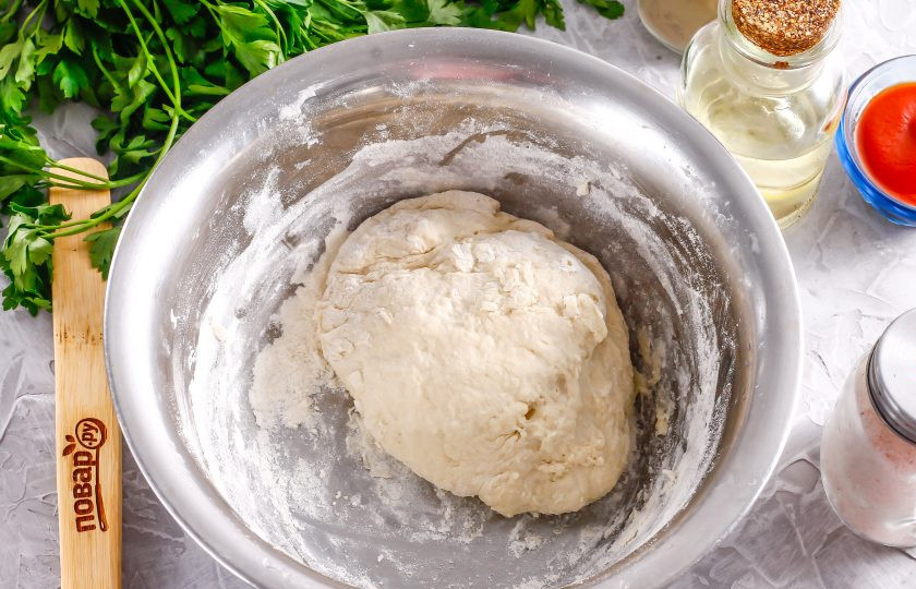 1. Этап. Пицца Мужская: Замесите тугое тесто, накройте пищевой пленкой и оставьте на 10 минут.