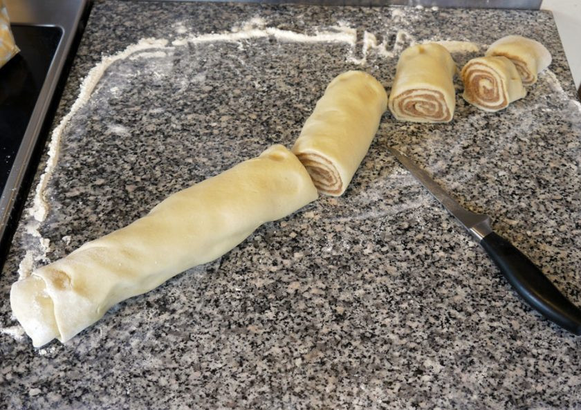 1. Этап. Плюшки Улитки: 5. Сформируйте плотный рулет из теста, нарежьте его небольшими кусочками.