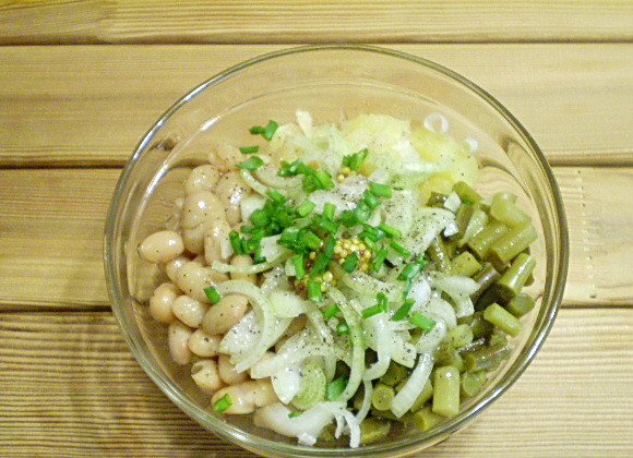 1. Этап. Салат к курице: 6. Добавить соль, перец черный, зелень рубленную, горчицу и масло оливковое.