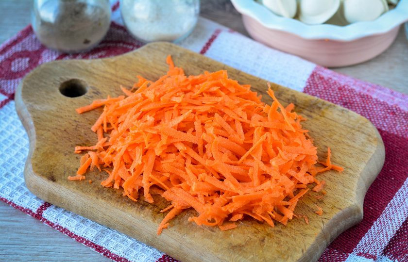 1. Этап. Пельмени тушеные с морковью и луком: Натрите на терке очищенную сладкую морковку.