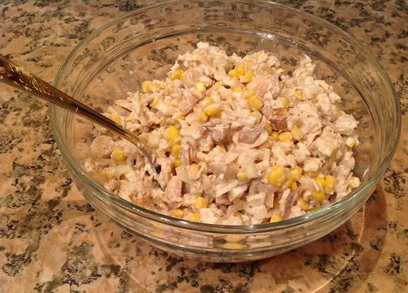 1. Этап. Салат из курицы и грибов: Добавьте майонез и соль по вкусу. Салат перемешайте. Приятного аппетита!