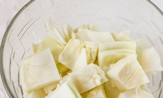 1. Этап. Пелюстка: 3. Капусту нарежьте квадратиками.