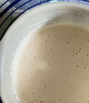 1. Этап. Шоколадный пирог с маскарпоне: Взбить яйца с сахаром примерно 5 минут до белого крема. Затем добавить маскарпоне и перемешать. Влить масло и молоко тонкой струйкой, продолжая перемешивать миксером.