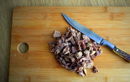 1. Этап. Салат Нежность с курицей и черносливом: С куриных ножек снимите кожу, измельчите мясо.